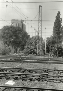 502535 Gezicht op een vakwerk bovenleidingsmast aan de noordzijde van het N.S.-station Utrecht C.S. te Utrecht.